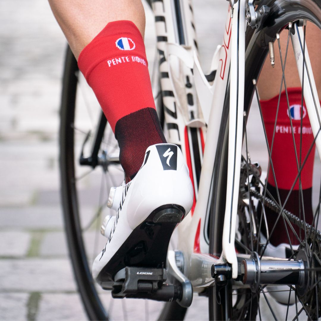 chaussettes de cyclisme la cerise et noir pentedouce fabriquées en france