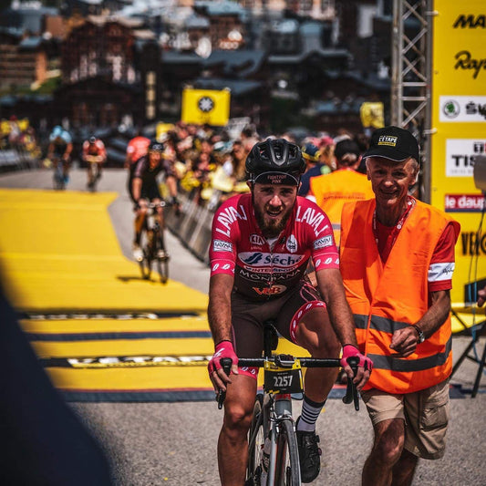 Cycliste en maillot rose Laval Cyclisme sur l'Etape du Tour avec des chaussettes de vélo Pente Douce marinière