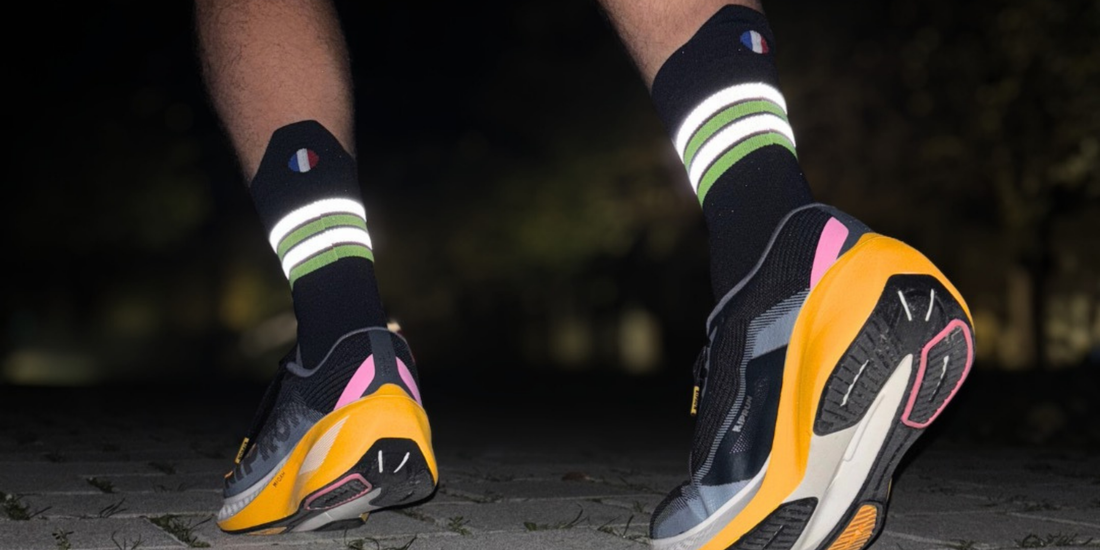 Courir quand la lumière se fait rare : La paire de chaussettes de running réfléchissante est là.