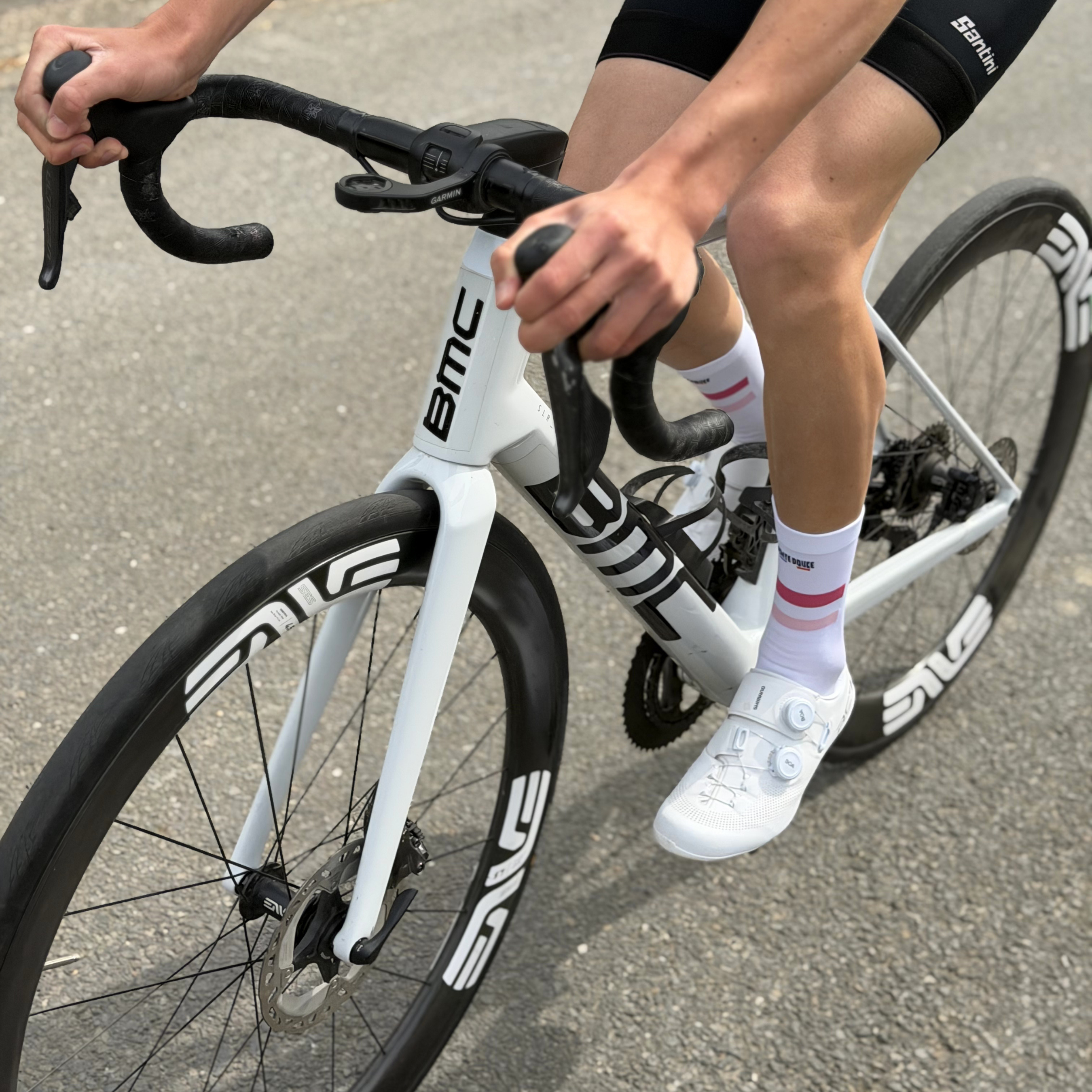 Chaussettes de cyclisme - La blanche à bandes roses