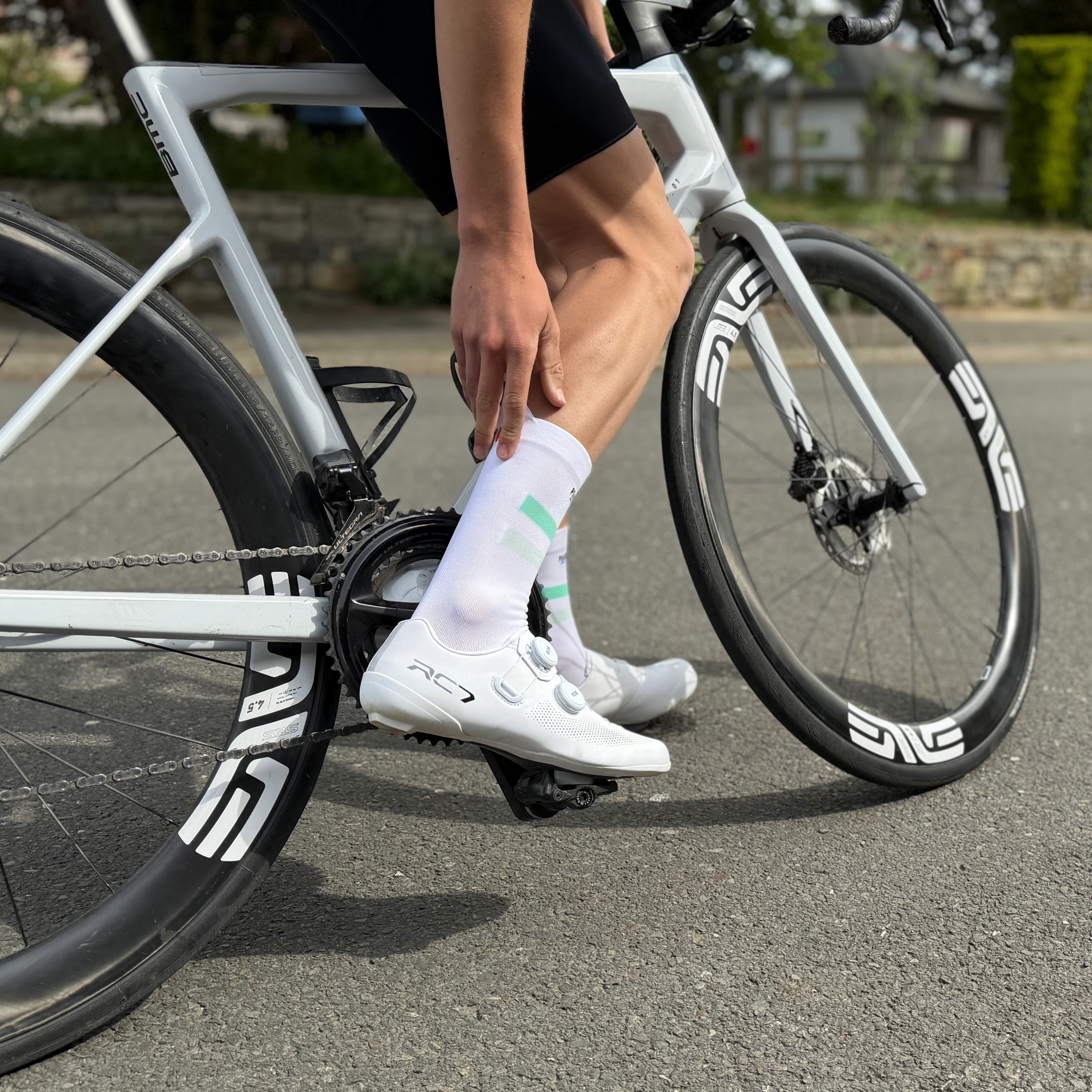 Chaussettes de cyclisme - La blanche à bandes verte