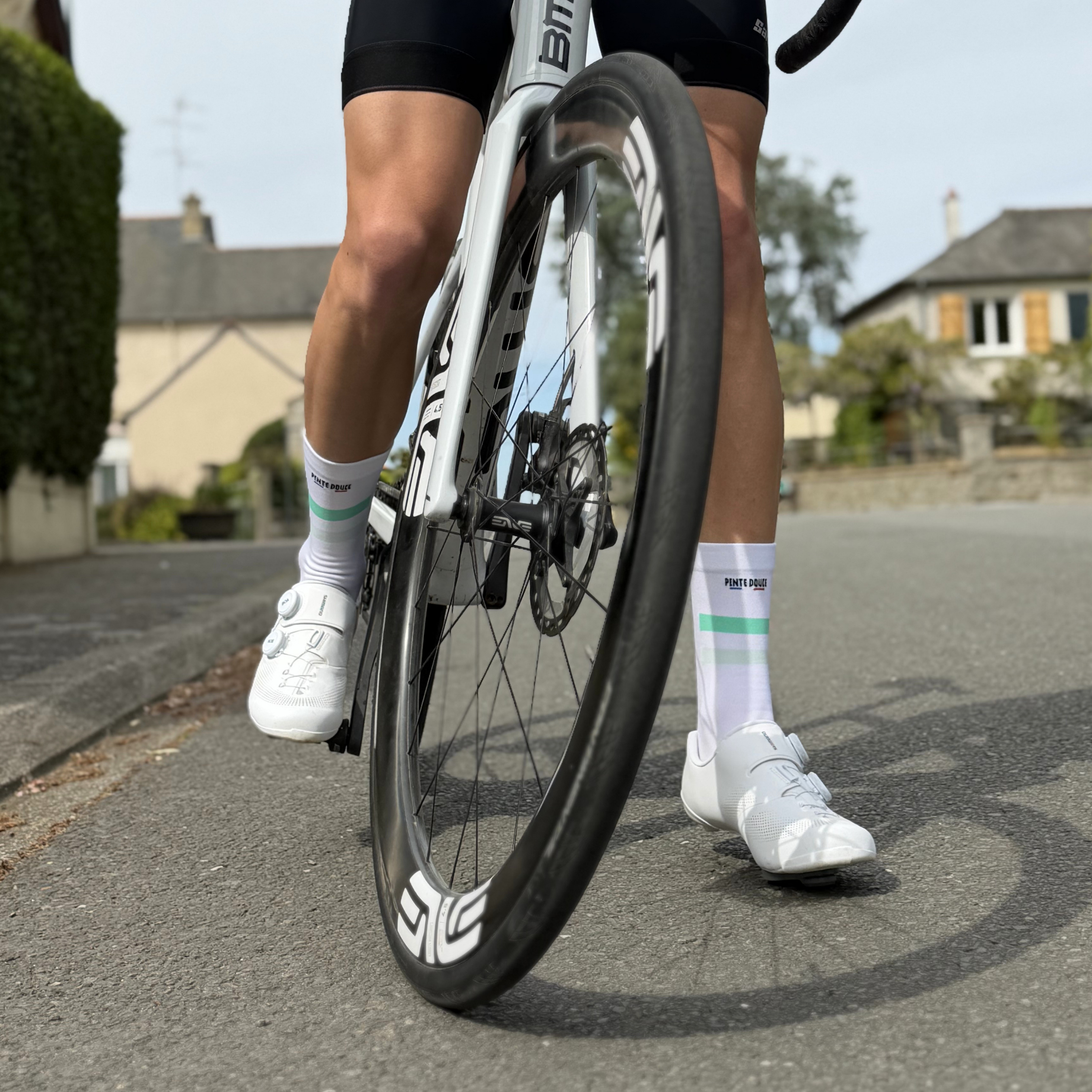 Chaussettes de cyclisme - La blanche à bandes verte