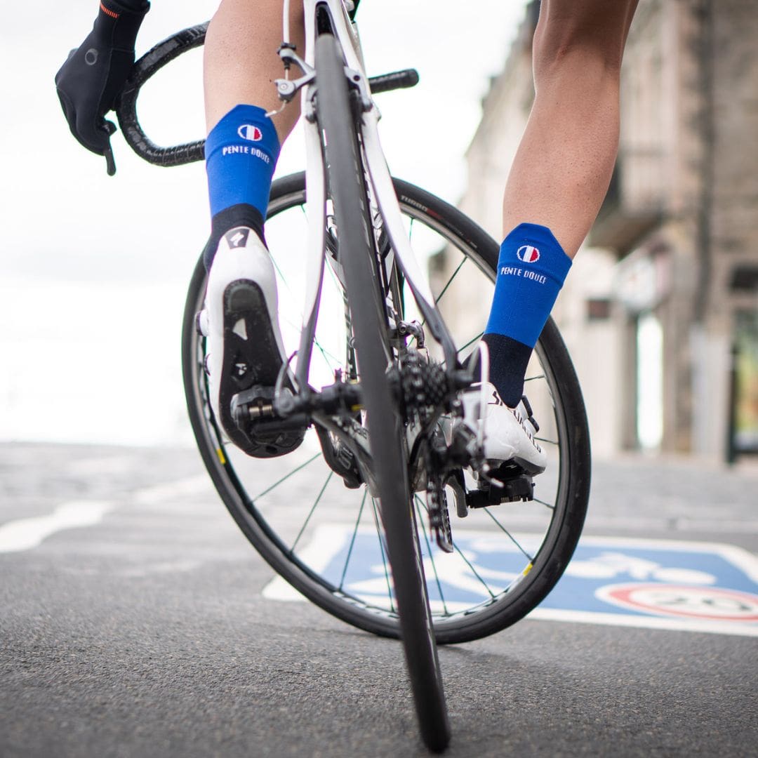 chaussettes de cyclisme bleu royal et noir pentedouce fabriquées en france