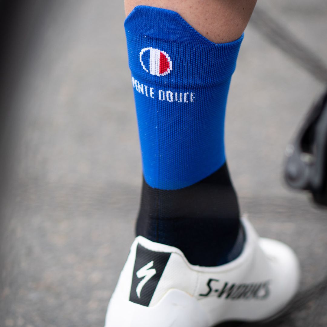 chaussettes de cyclisme bleu royal et noir pentedouce fabriquées en france